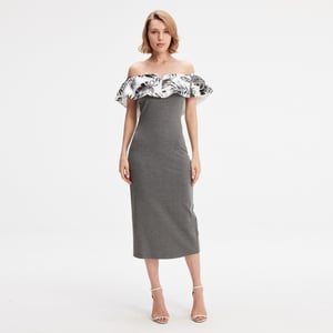 Bodyconklänning i bi-material med tryckt off shoulder