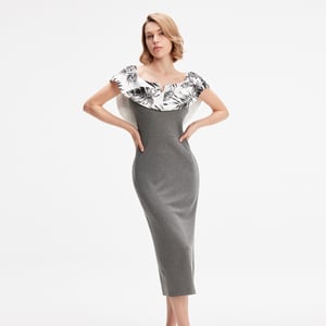 Bodyconklänning i bi-material med tryckt off shoulder