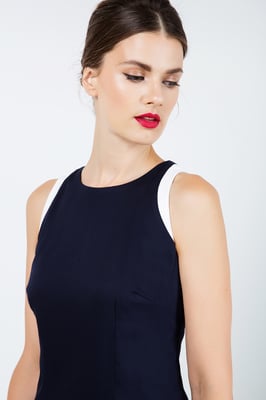 Marineblauwe mouwloze jurk met contrastdetail