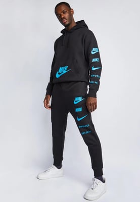 Nike Sportswear Standard Issue Hooded Tracksuit in Zwart