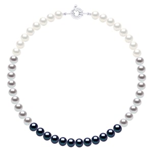 Necklace of Real Cultured Freshwater Pearls and Round 8-9 mm