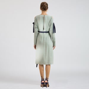 Robe cintrée manches longues épaules dénudées col V