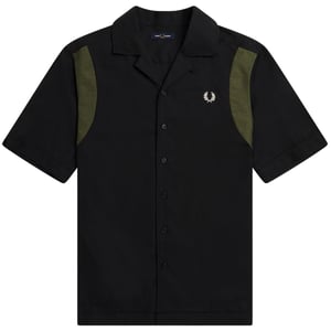 Fred Perry bowlingshirt met zwarte panelen en korte mouwen