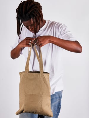 Linen tote bag with front pocket in bay leaf
