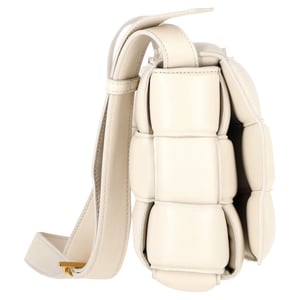 Bottega Veneta Gevoerde Cassette Tas in Witte Lamleer