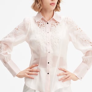 Blus i broderad organza