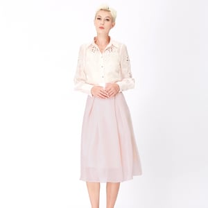Utsvängd kjol i organza och satin