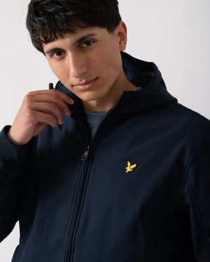 Donker marineblauw softshelljack met fleece aan de achterkant van Lyle & Scott