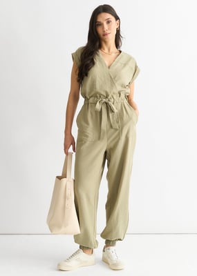 Sage Green Jumpsuit med omlott och bälte