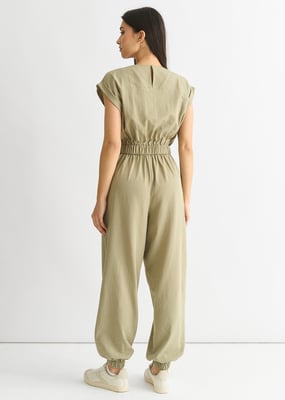 Sage Green Jumpsuit med omlott och bälte