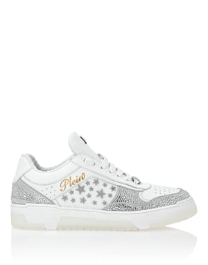 Låga sneakers med mix av nitar och stjärna