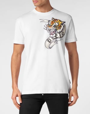 T-shirt med rund halsringning och tatuering