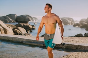Badshorts för män med mönsterränder gröna