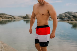 Badshorts för män med mönsterränder
