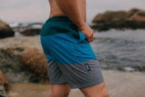 Badshorts för män med mönsterränder gröna