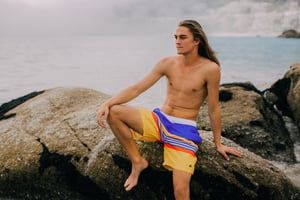 Badshorts för män med mönsterränder