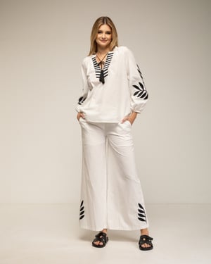 Set van broek en top met borduursel op de mouwen