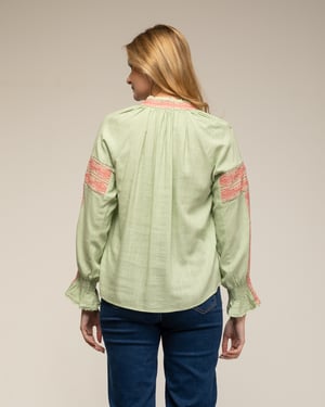Top met zoomdetails en manchetten met ruches