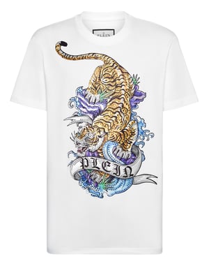 T-shirt med rund halsringning och tatuering