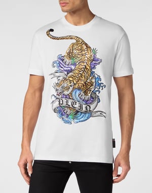 T-shirt med rund halsringning och tatuering