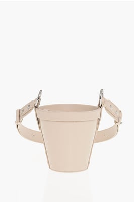 Rosa bucketväska i lackskinn med justerbar axelrem
