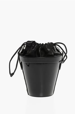 Bucketväska i lackerat läder med justerbar axelrem i svart