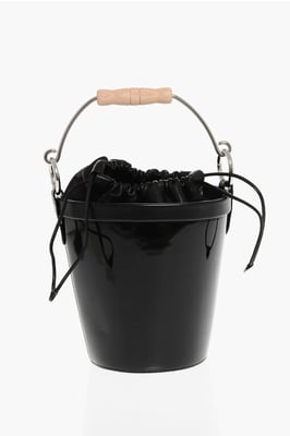 Bucketväska i lackerat läder med trähandtag i svart