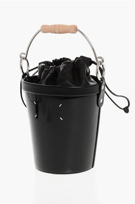Bucketväska i lackerat läder med trähandtag i svart