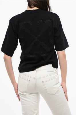 Svart kort t-shirt med rund hals och svart maxibroderi