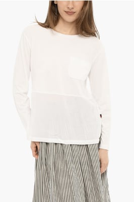 Vit t-shirt med rund hals, bröstficka och sidosprund