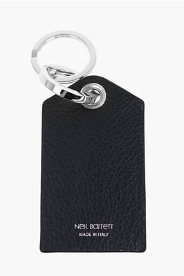 Nyckelring med texturerat läderhänge och blixtdetalj i blått, nero