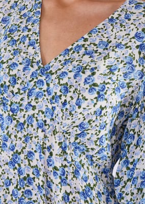 Midiklänning i viskos med blått blommönster