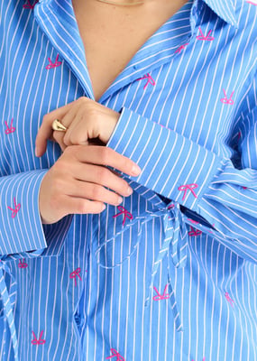 Blå skjorta med broderad slips och extrem manschettrandig
