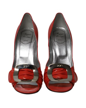 Roger Vivier Spuntata Gigi Pumps in Coral Patent Leather