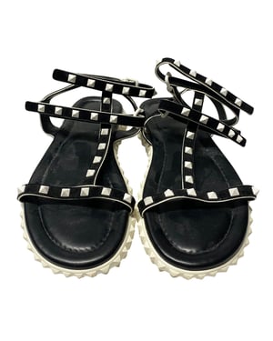 Valentino Garavani Rockstud Enkelsandalen met Platte Zool in Zwart Suède