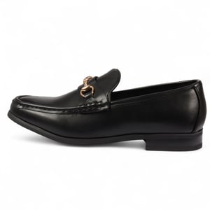 Svarta herrloafers med guldspänne och eleganta slip-on-skor