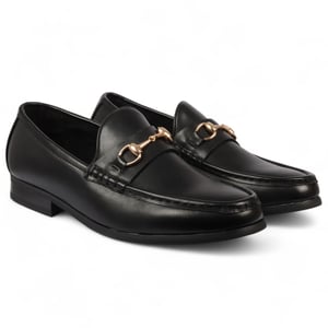 Svarta herrloafers med guldspänne och eleganta slip-on-skor