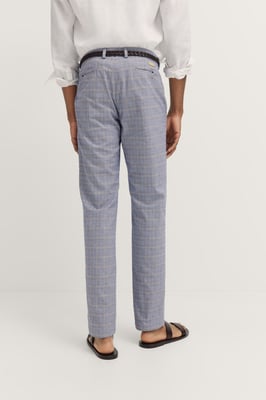 Bugatti Herren Een chino met een nauwsluitende pasvorm