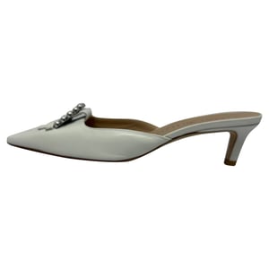 Stuart Weitzman Spännband-Dekorerade Kitten-Häls Mules i Vitt Läder