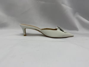 Stuart Weitzman Spännband-Dekorerade Kitten-Häls Mules i Vitt Läder