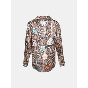 Mucho Gusto Zijden blouse blouse livorno beige met slangenprint en kleurrijke broches