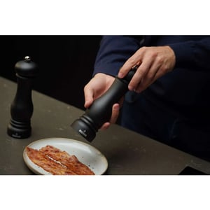 Buccan Klassieke pepermolen mat zwart met zilver set van 2