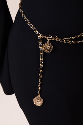 Rose Chain Faux Leather Belt In Black Gold