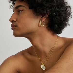 Luxenterhalsband i vit pärlemor med 18K guldfinish - Alfabet