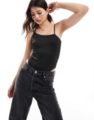 Tommy Jeans – Svart body med flera remmar