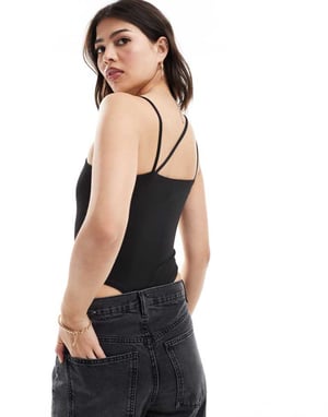 Tommy Jeans – Svart body med flera remmar