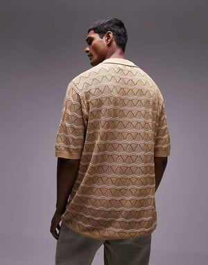 Topman stickad, vågig och randig textur i kamelfärgad färg