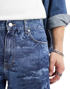 Tommy Jeans – Isaac – Avslappnade jeans i mellantvättad modell