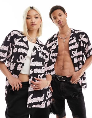 Dr Denim – Unisex – Madi – Svart skjorta med resortkrage och avslappnad passform och heltäckande tryck