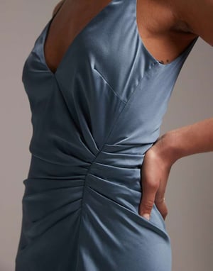 ASOS DESIGN – Mörkblå brudtärneklänning i satin med smala ärmar och drapering